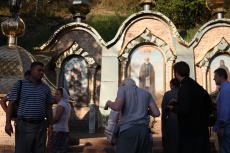 Молитва прихожан пред иконами прпп. Сергия, Кирилла и Марии Радонежских