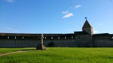 Памятный крест на месте Благовещенского собора и Довмонтова башня